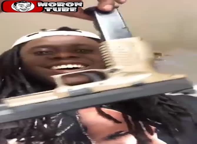 Video :Apprentice scum uses a weapon to surprise himself by himself